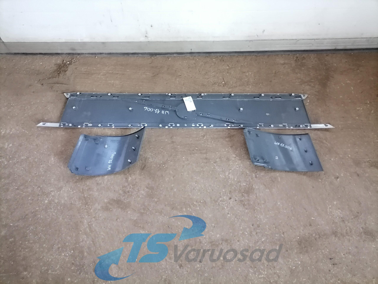 Volvo Grille panel 84027588 - Grill for Truck: picture 2 Volvo Grille panel 84027588 - Grill for Truck: picture 2