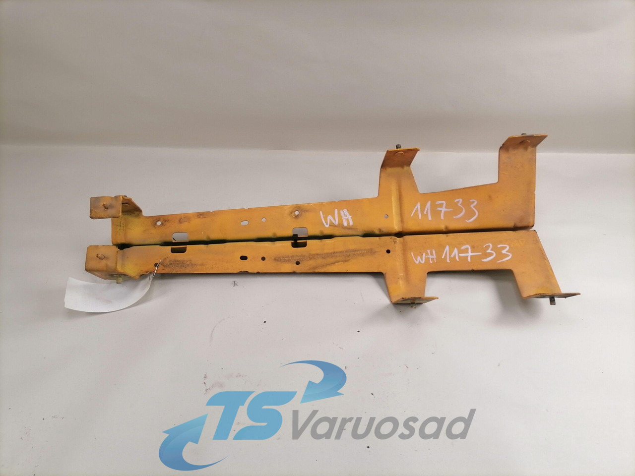 Volvo Kabiini nurgapleki kandur 20379177 - Universal part for Truck: picture 1 Volvo Kabiini nurgapleki kandur 20379177 - Universal part for Truck: picture 1