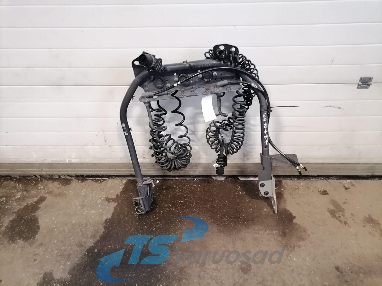 Volvo Kabiini tagune haagise pistikute kinnitusraam 21790555 - Frame/ Chassis for Truck: picture 1 Volvo Kabiini tagune haagise pistikute kinnitusraam 21790555 - Frame/ Chassis for Truck: picture 1