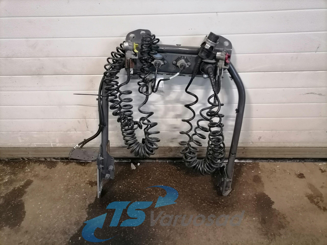 Volvo Kabiini tagune haagise pistikute kinnitusraam 21790555 - Frame/ Chassis for Truck: picture 4 Volvo Kabiini tagune haagise pistikute kinnitusraam 21790555 - Frame/ Chassis for Truck: picture 4