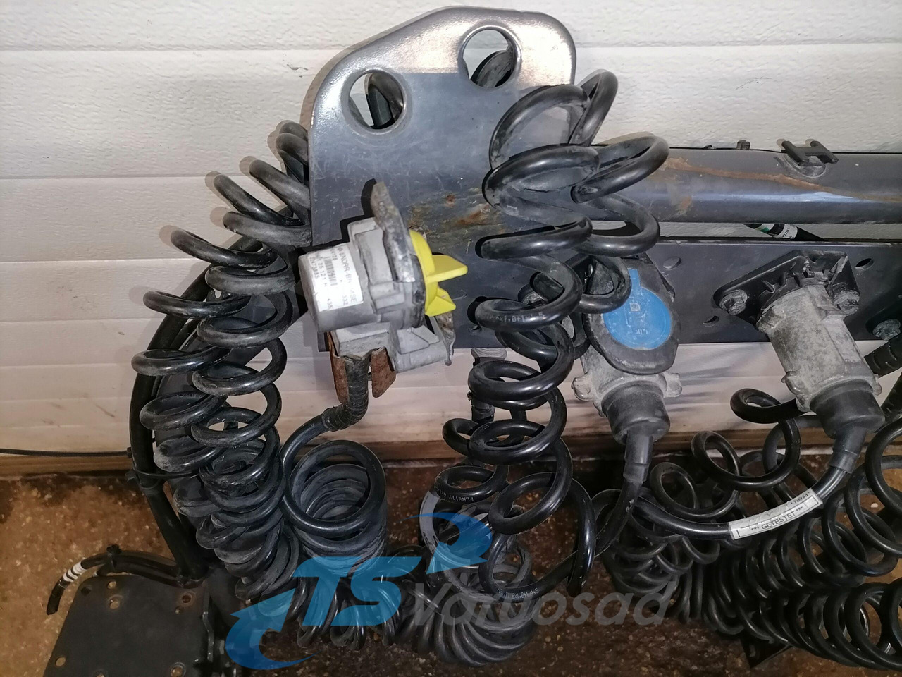 Volvo Kabiini tagune haagise pistikute kinnitusraam 21790555 - Frame/ Chassis for Truck: picture 2 Volvo Kabiini tagune haagise pistikute kinnitusraam 21790555 - Frame/ Chassis for Truck: picture 2