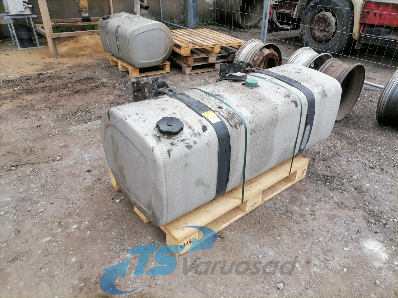 Volvo Kütusepaak 475L 22038784 - Fuel tank for Truck: picture 1 Volvo Kütusepaak 475L 22038784 - Fuel tank for Truck: picture 1