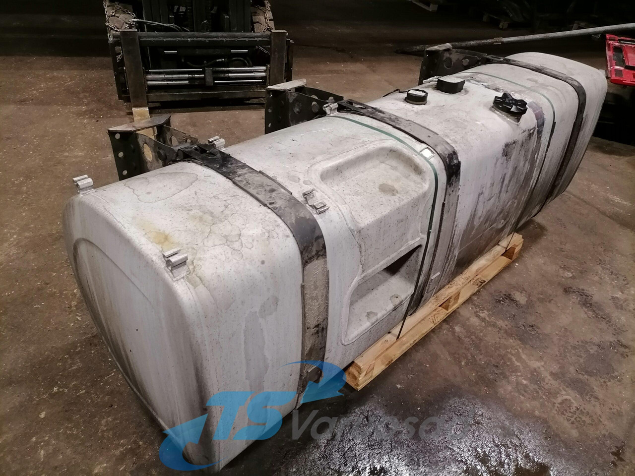 Volvo Kütusepaak 900L 21442022 - Fuel tank for Truck: picture 3 Volvo Kütusepaak 900L 21442022 - Fuel tank for Truck: picture 3