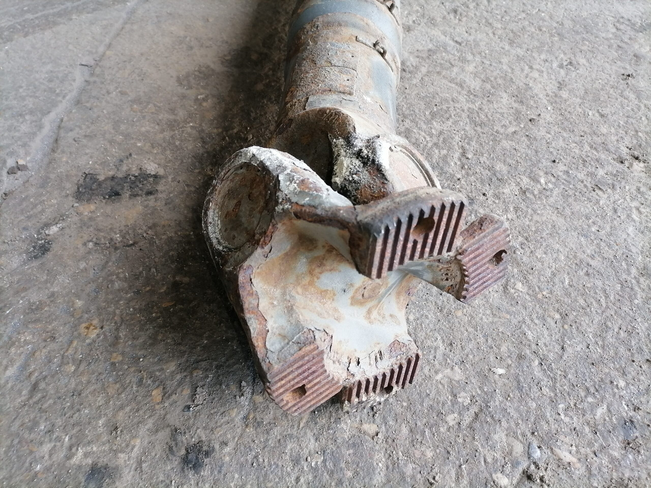 Volvo Propeller shaft 1067766 - Propeller shaft for Truck: picture 3 Volvo Propeller shaft 1067766 - Propeller shaft for Truck: picture 3