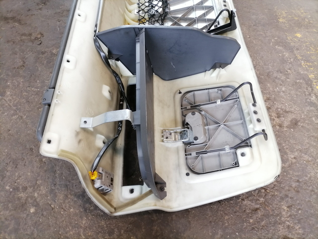 Volvo Salongi ülemine panipaik 20360719 - Universal part for Truck: picture 4 Volvo Salongi ülemine panipaik 20360719 - Universal part for Truck: picture 4