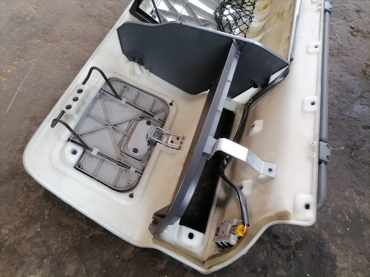 Volvo Salongi ülemine panipaik 20360719 - Universal part for Truck: picture 5 Volvo Salongi ülemine panipaik 20360719 - Universal part for Truck: picture 5