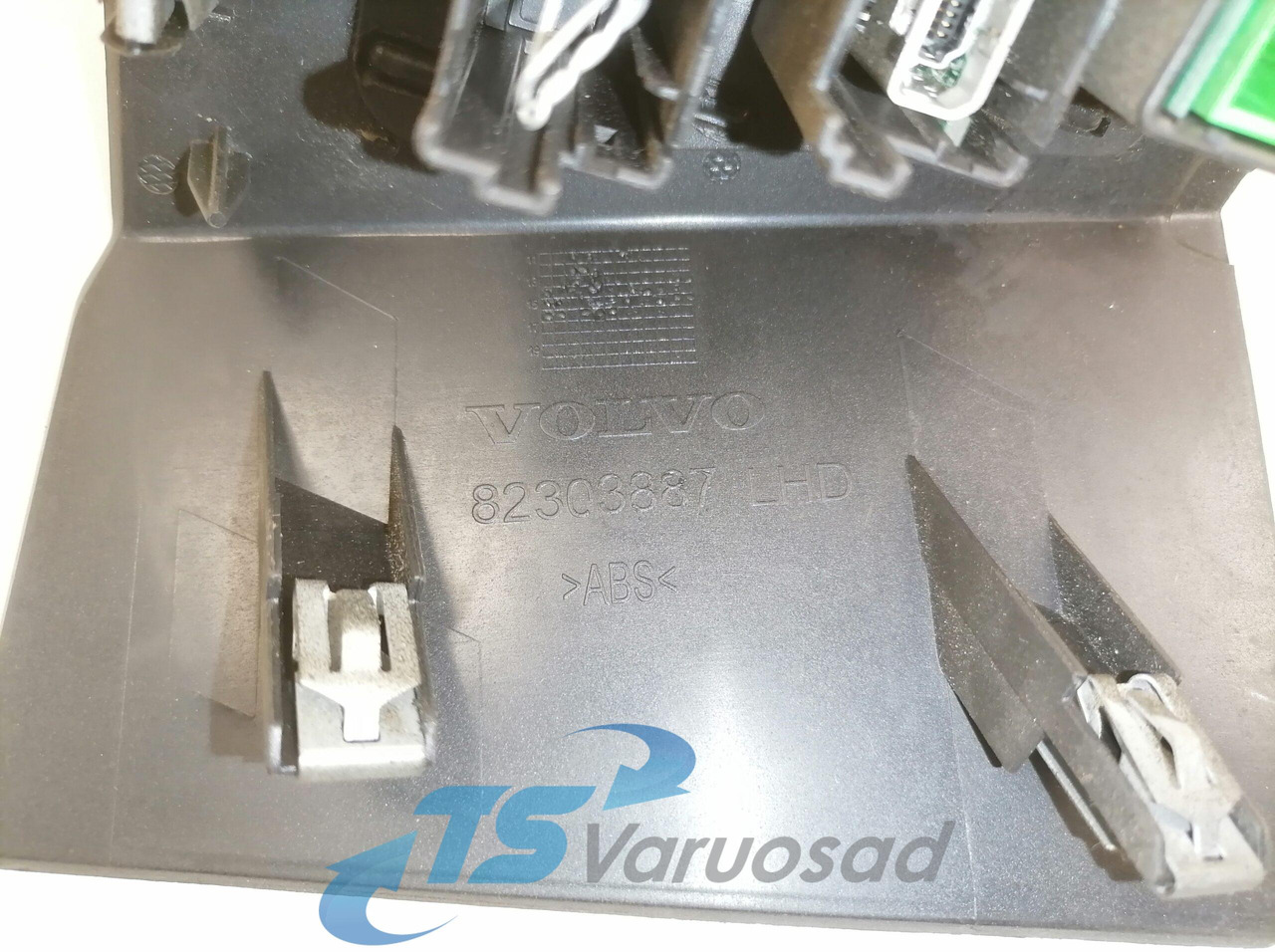 Volvo Volvo USB / AUX connector panel 82303887 - Electrical system for Truck: picture 3 Volvo Volvo USB / AUX connector panel 82303887 - Electrical system for Truck: picture 3