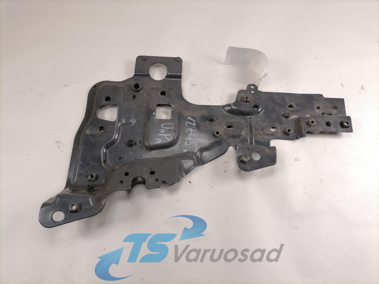Volvo light bracket 84228539 - Lights/ Lighting for Truck: picture 2 Volvo light bracket 84228539 - Lights/ Lighting for Truck: picture 2