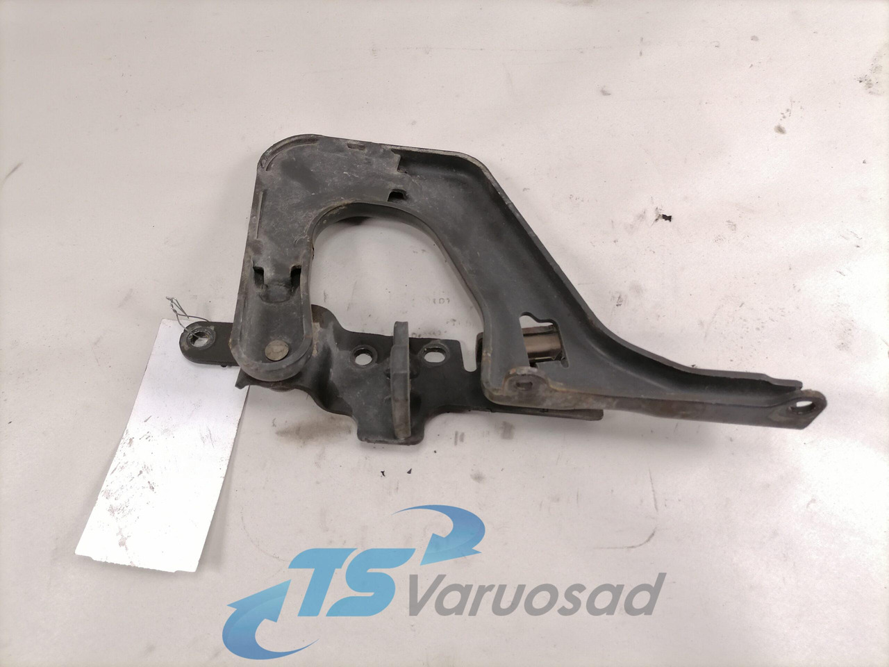 Volvo lower grille carrier hinge 84104142 - Grill for Truck: picture 2 Volvo lower grille carrier hinge 84104142 - Grill for Truck: picture 2