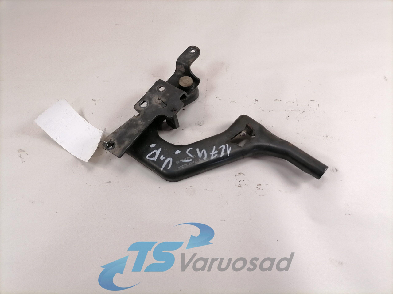 Volvo lower grille carrier hinge 84104142 - Grill for Truck: picture 1 Volvo lower grille carrier hinge 84104142 - Grill for Truck: picture 1