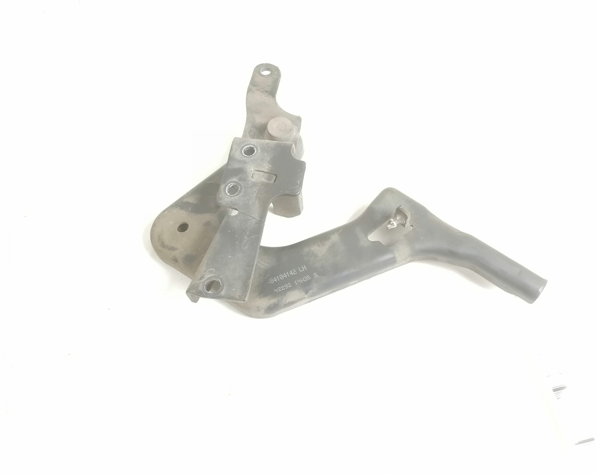Volvo lower grille carrier hinge 84104142 - Grill for Truck: picture 1 Volvo lower grille carrier hinge 84104142 - Grill for Truck: picture 1