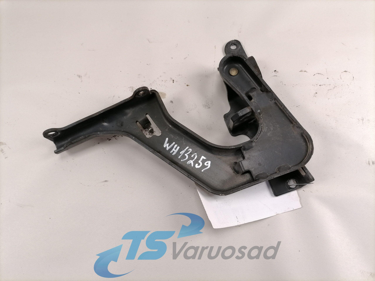 Volvo lower grille carrier hinge 84104142 - Grill for Truck: picture 2 Volvo lower grille carrier hinge 84104142 - Grill for Truck: picture 2