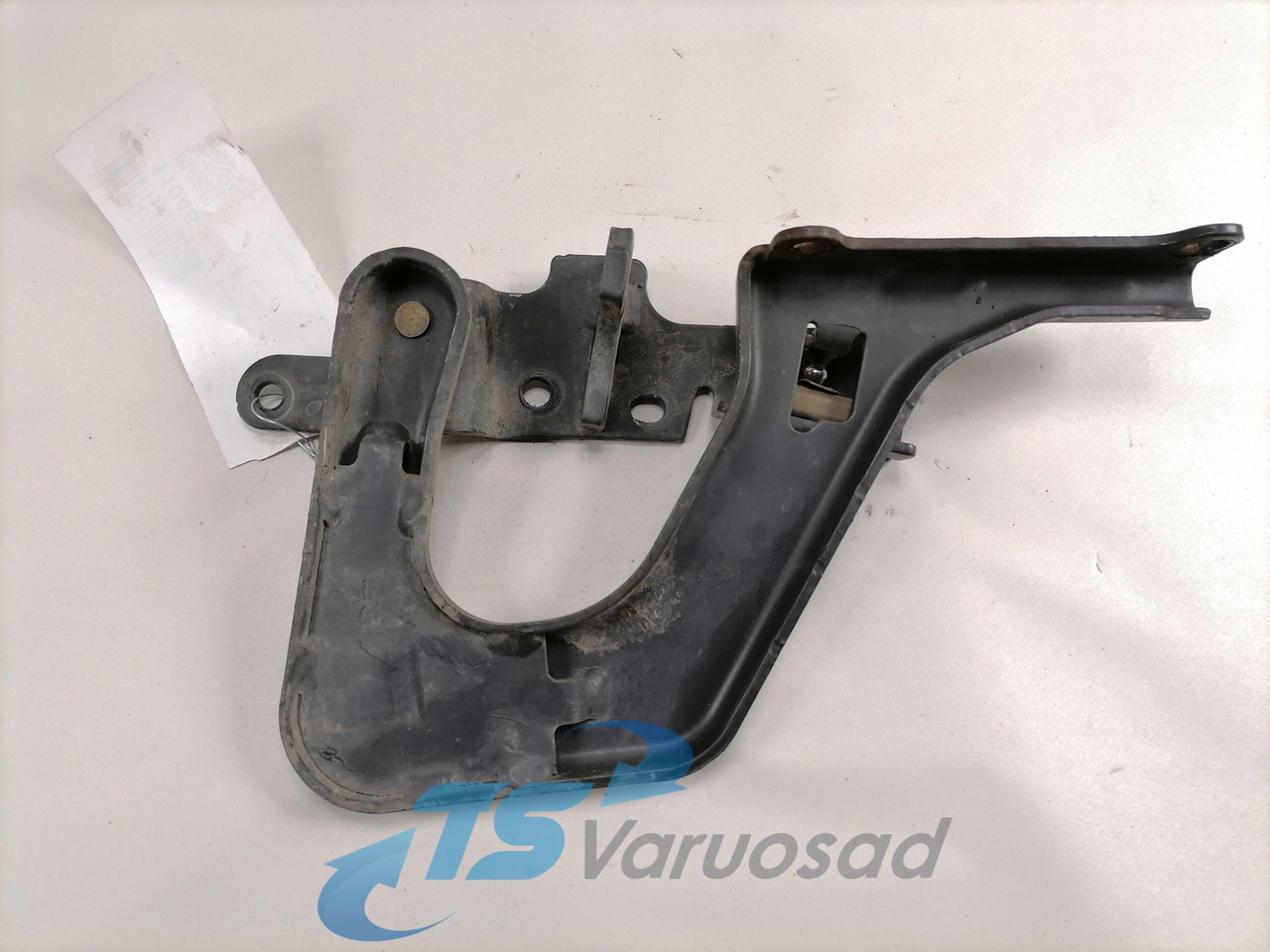 Volvo lower grille carrier hinge 84104144 - Grill for Truck: picture 2 Volvo lower grille carrier hinge 84104144 - Grill for Truck: picture 2
