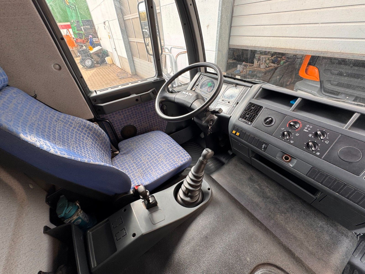 MAN 8.140 4X2 Pritsche Plane Original Km - Curtain side van: picture 3 MAN 8.140 4X2 Pritsche Plane Original Km - Curtain side van: picture 3