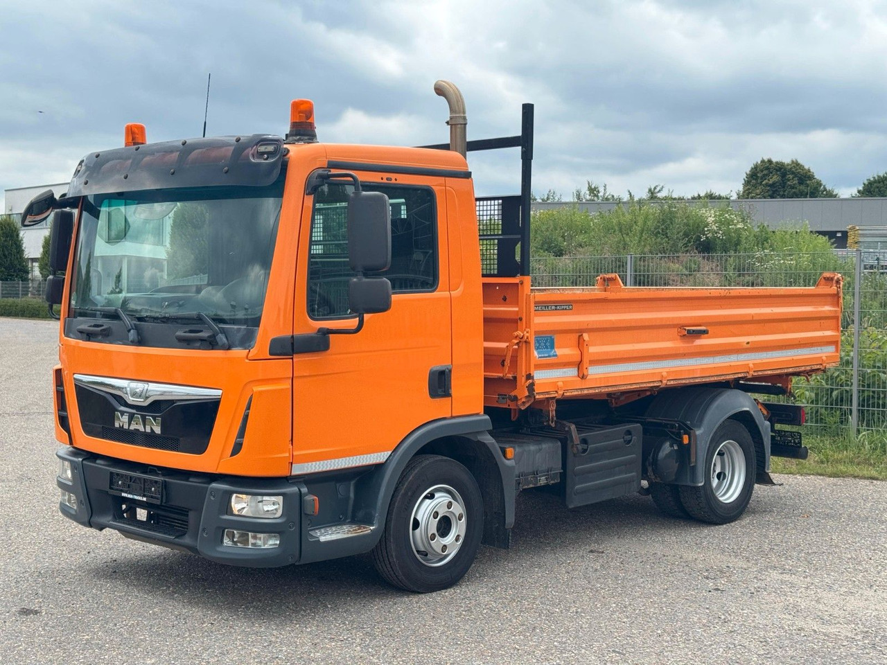 MAN 8.220 4x2 Meiller 3S. Kipper AHK Sperrdiff. TOP - Tipper: picture 2 MAN 8.220 4x2 Meiller 3S. Kipper AHK Sperrdiff. TOP - Tipper: picture 2