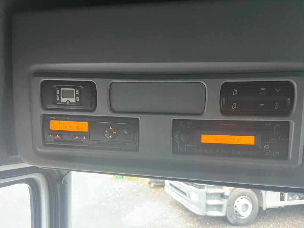 Mercedes-Benz 1324 4X2 Koffer Plane 6 to. Hebebühne - Box truck: picture 4 Mercedes-Benz 1324 4X2 Koffer Plane 6 to. Hebebühne - Box truck: picture 4