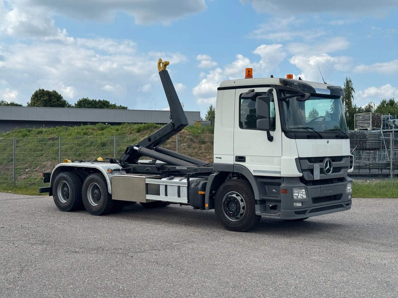 Mercedes-Benz 2641 6X4 Retarder Meiller mit Funk Top Zust - Hook lift truck: picture 1 Mercedes-Benz 2641 6X4 Retarder Meiller mit Funk Top Zust - Hook lift truck: picture 1
