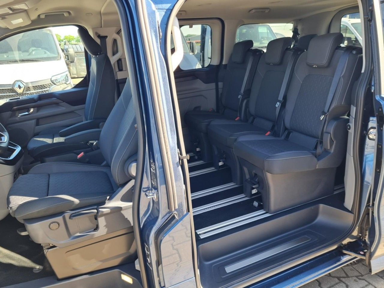 Ford Tourneo Custom 320 Titanium L1 AG 8-Sitze LED KA - Passenger van: picture 2 Ford Tourneo Custom 320 Titanium L1 AG 8-Sitze LED KA - Passenger van: picture 2