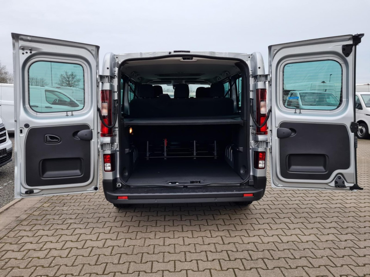 Renault Trafic Kombi 9-Sitze L2 Grand Equilibre KLIMA TEMPOMAT - Combi van: picture 5 Renault Trafic Kombi 9-Sitze L2 Grand Equilibre KLIMA TEMPOMAT - Combi van: picture 5