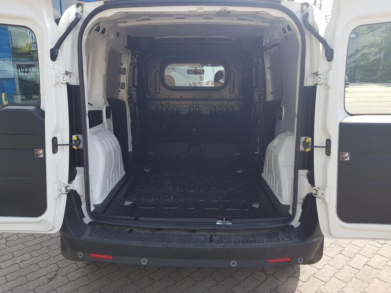 Fiat Doblo Kastenwagen SX 1.3 Klima, Radio mit Nav... - Passenger van: picture 5 Fiat Doblo Kastenwagen SX 1.3 Klima, Radio mit Nav... - Passenger van: picture 5