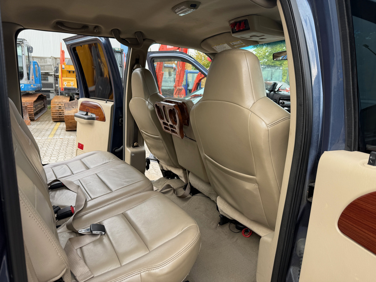 Pickup truck FORD F250: picture 20