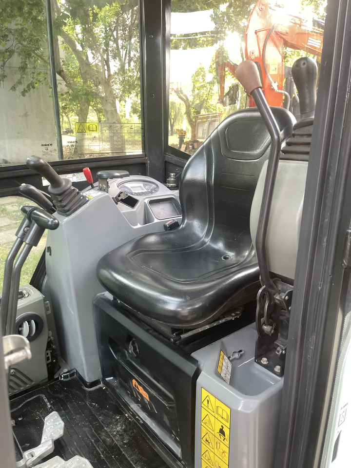 Mini excavator Bobcat E20Z: picture 6