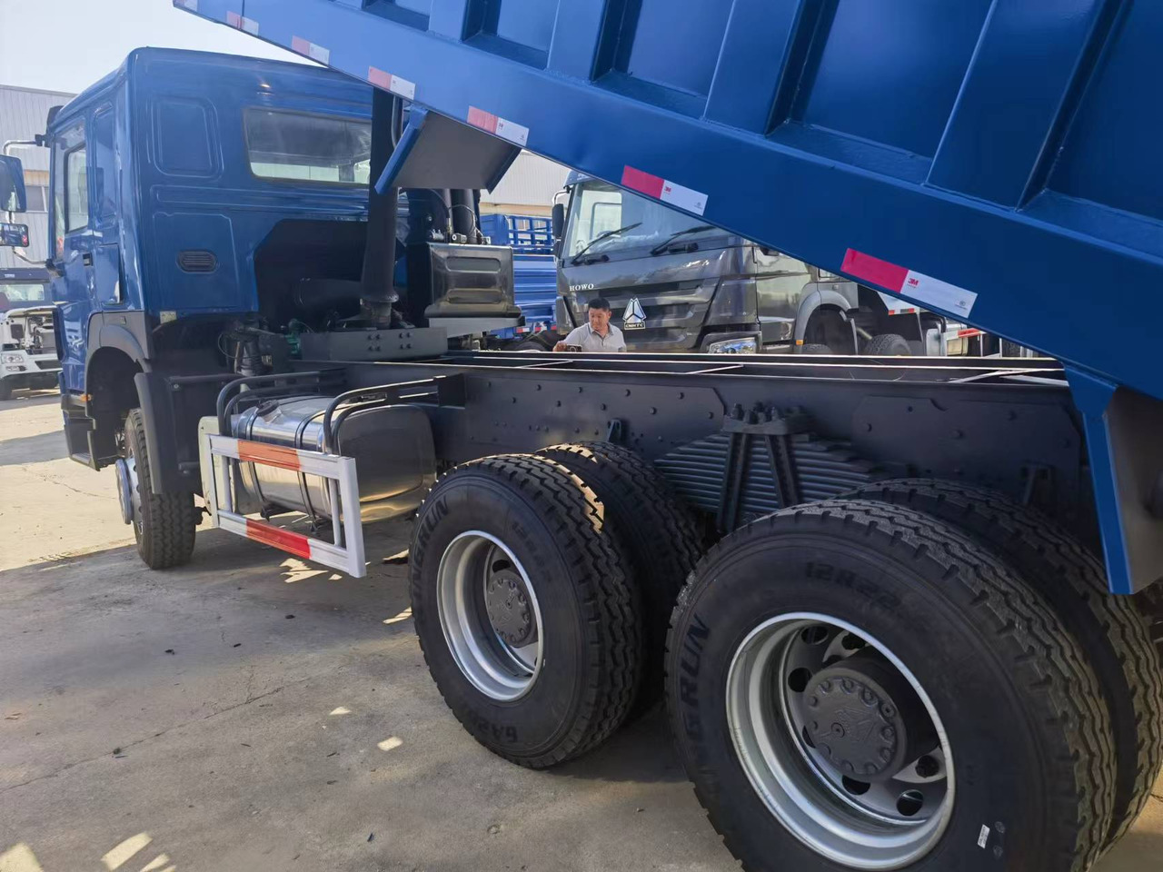 Tipper Sinotruk HOWO 6*4 Dump truck: picture 8