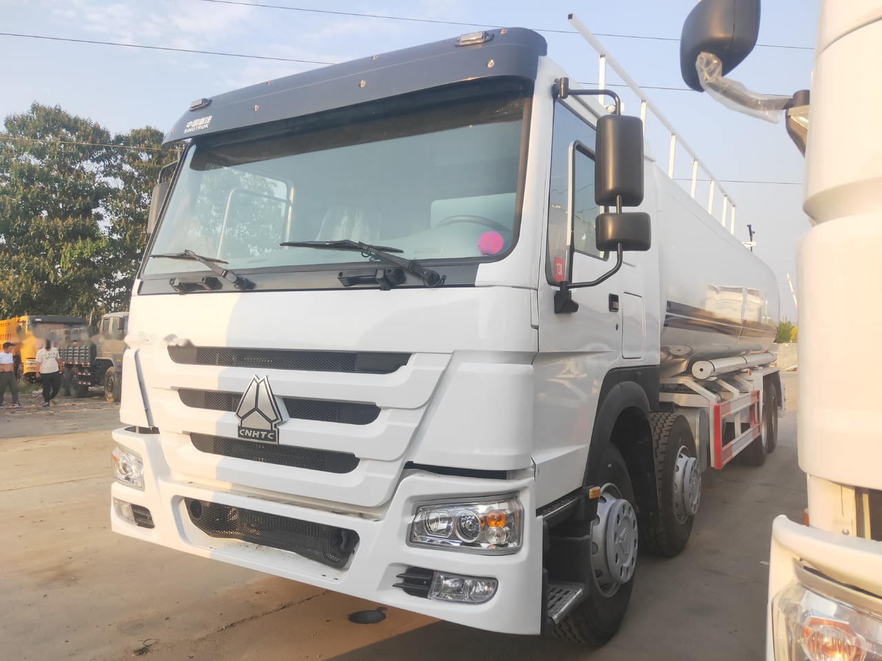 Sinotruk HOWO 8*4 Tank truck - Tank truck: picture 5 Sinotruk HOWO 8*4 Tank truck - Tank truck: picture 5