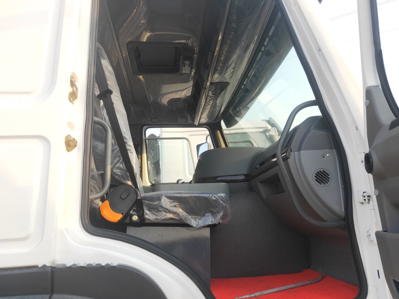 Sinotruk HOWO 8*4 Tank truck - Tank truck: picture 4 Sinotruk HOWO 8*4 Tank truck - Tank truck: picture 4