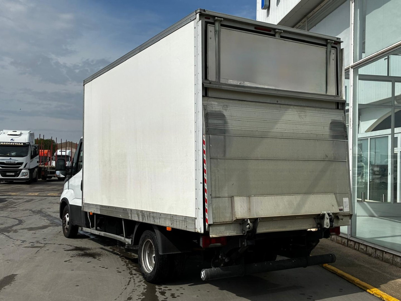 Caja cerrada con plataforma elevadora IVECO 35C16 20m3 Automática - Box van: picture 4 Caja cerrada con plataforma elevadora IVECO 35C16 20m3 Automática - Box van: picture 4
