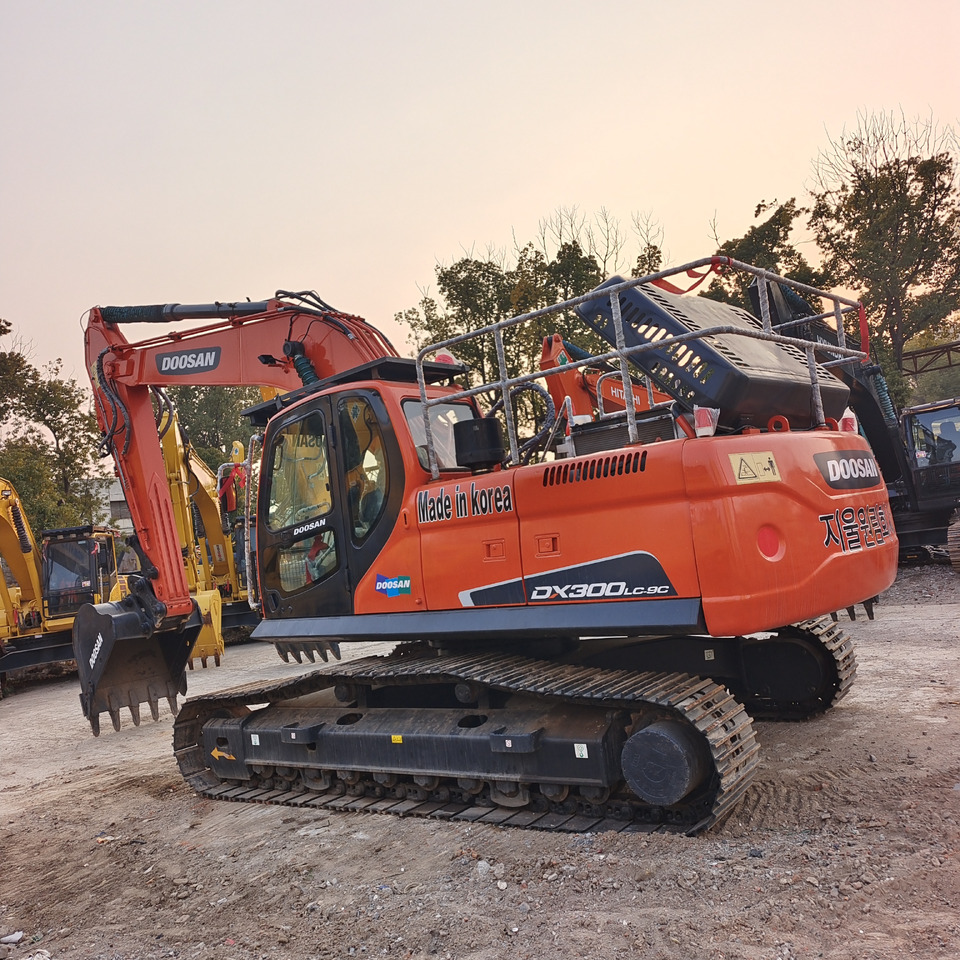 DOOSAN DX300 LC - Crawler excavator: picture 1 DOOSAN DX300 LC - Crawler excavator: picture 1