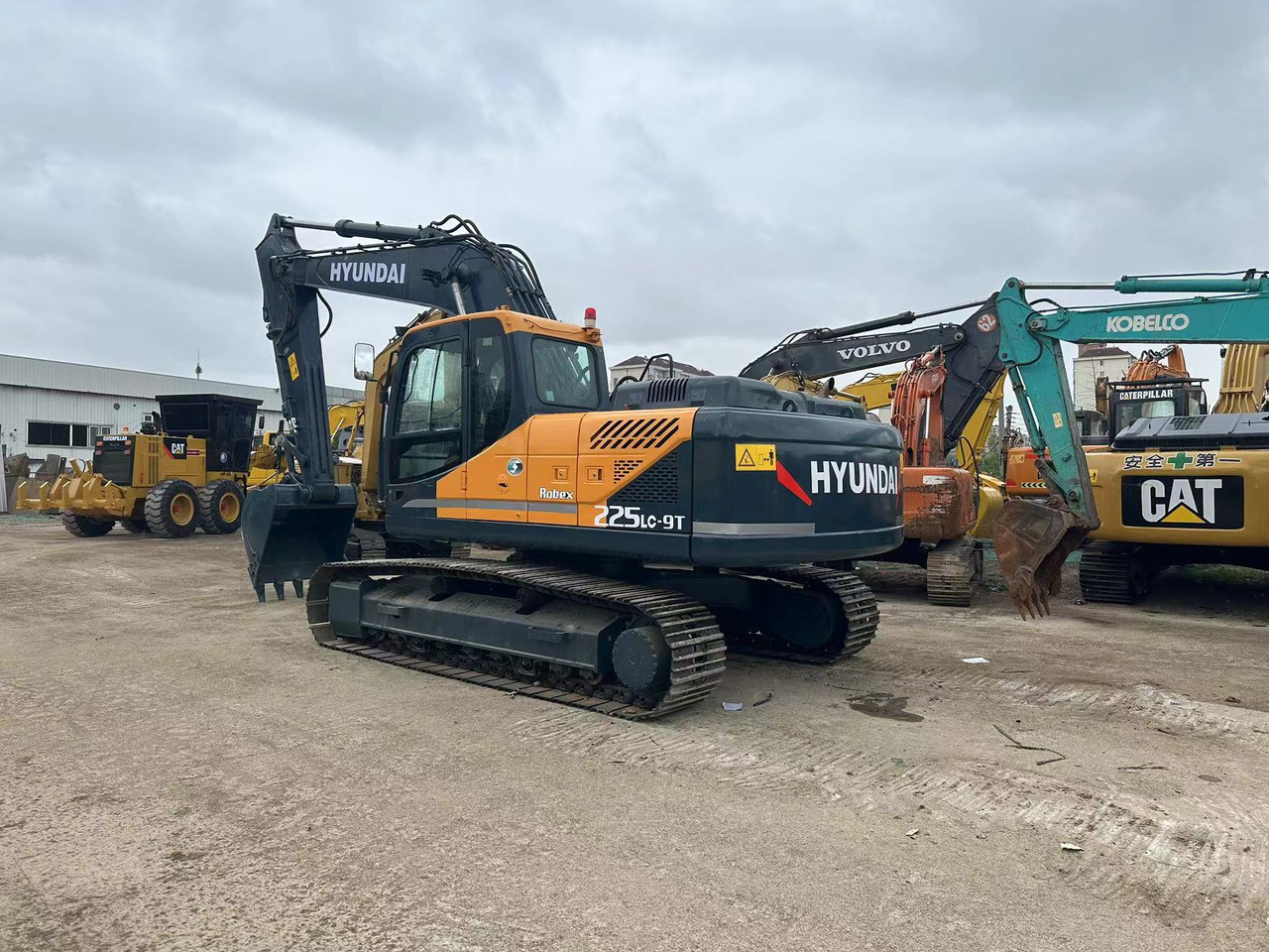 HYUNDAI 225LC-9T 225 LC -9 T 9S - Crawler excavator: picture 3 HYUNDAI 225LC-9T 225 LC -9 T 9S - Crawler excavator: picture 3