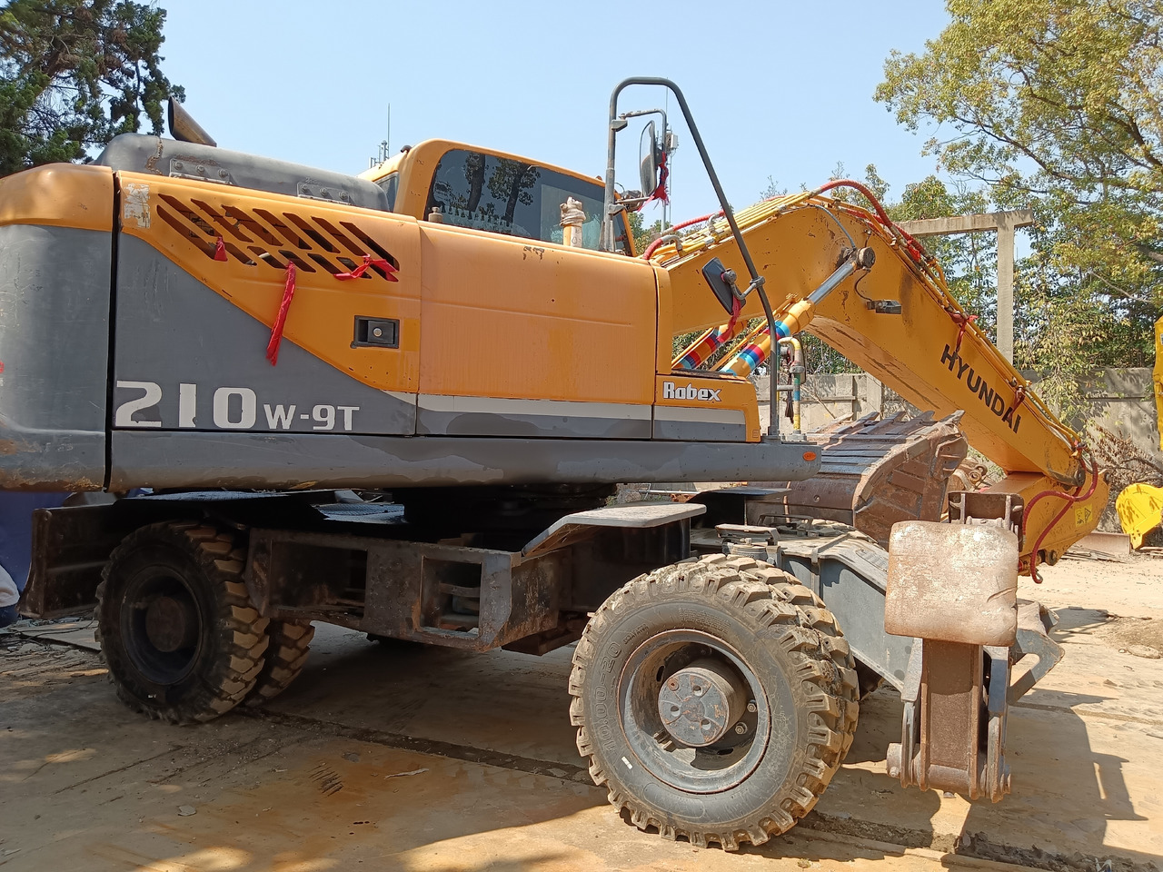 HYUNDAI R 210W-9 - Wheel excavator: picture 1 HYUNDAI R 210W-9 - Wheel excavator: picture 1