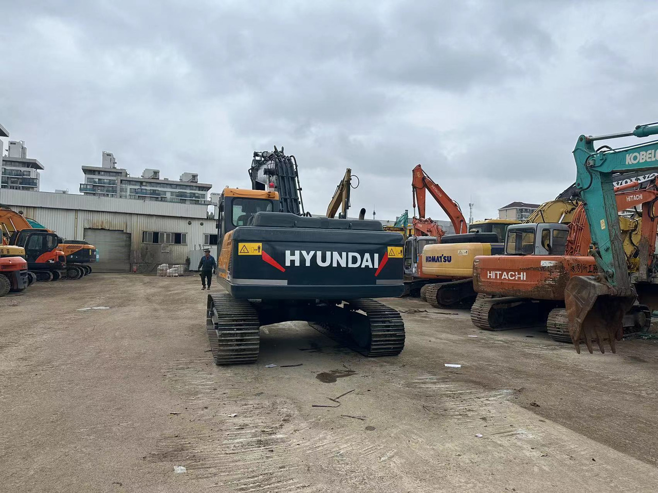 Hyundai 225LC-9S 225LC-9T - Crawler excavator: picture 4 Hyundai 225LC-9S 225LC-9T - Crawler excavator: picture 4