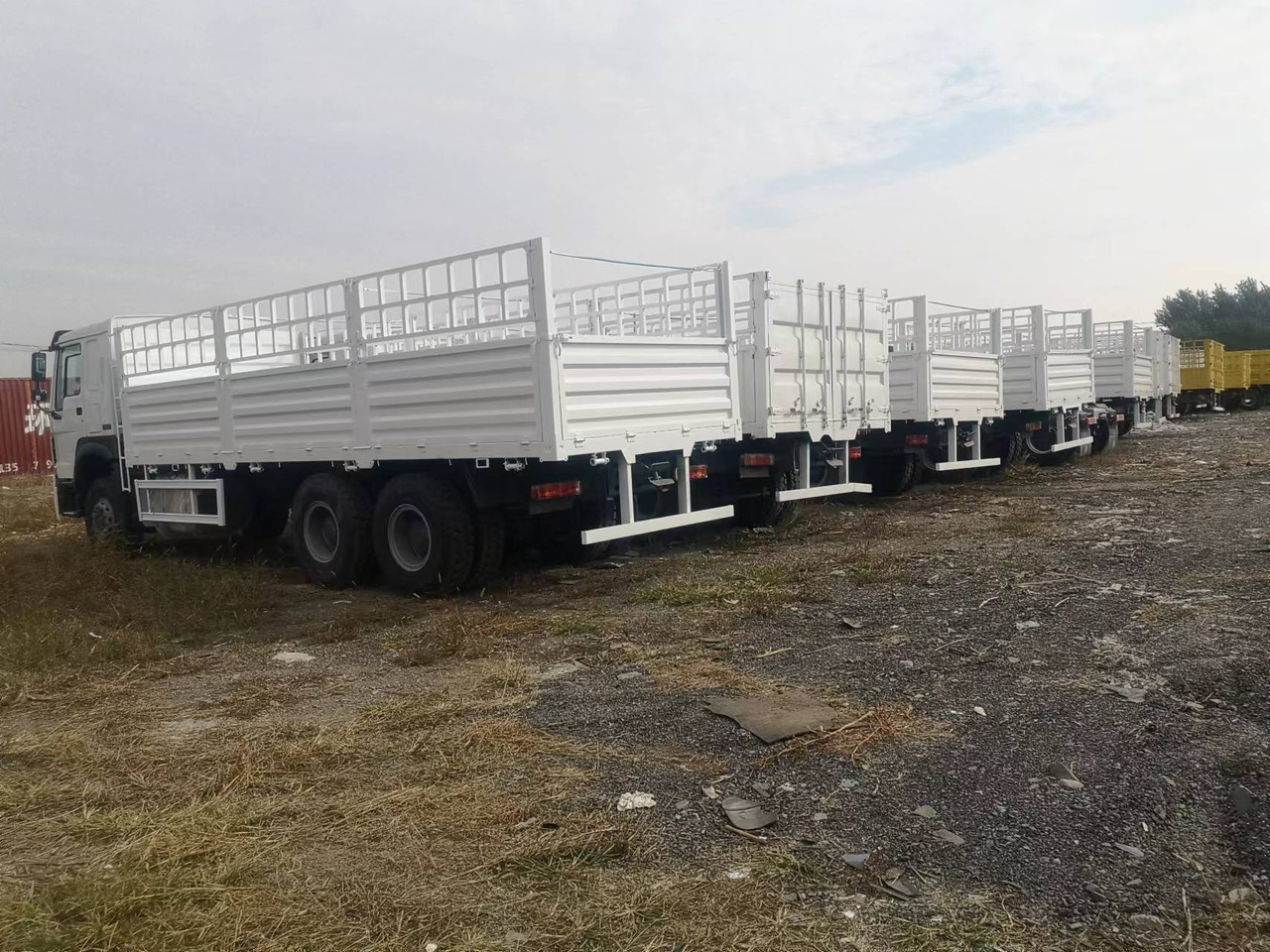 SINOTRUK HOWO 371 375 380 400 420 HP WITH FENCE 6*4 8*4 - Livestock truck: picture 2 SINOTRUK HOWO 371 375 380 400 420 HP WITH FENCE 6*4 8*4 - Livestock truck: picture 2