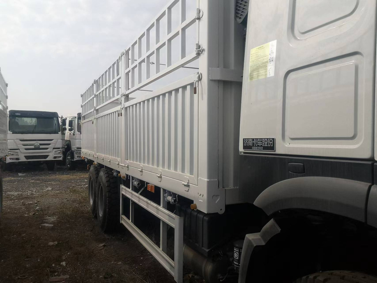 SINOTRUK HOWO 371 375 380 400 420 HP WITH FENCE 6*4 8*4 - Livestock truck: picture 5 SINOTRUK HOWO 371 375 380 400 420 HP WITH FENCE 6*4 8*4 - Livestock truck: picture 5