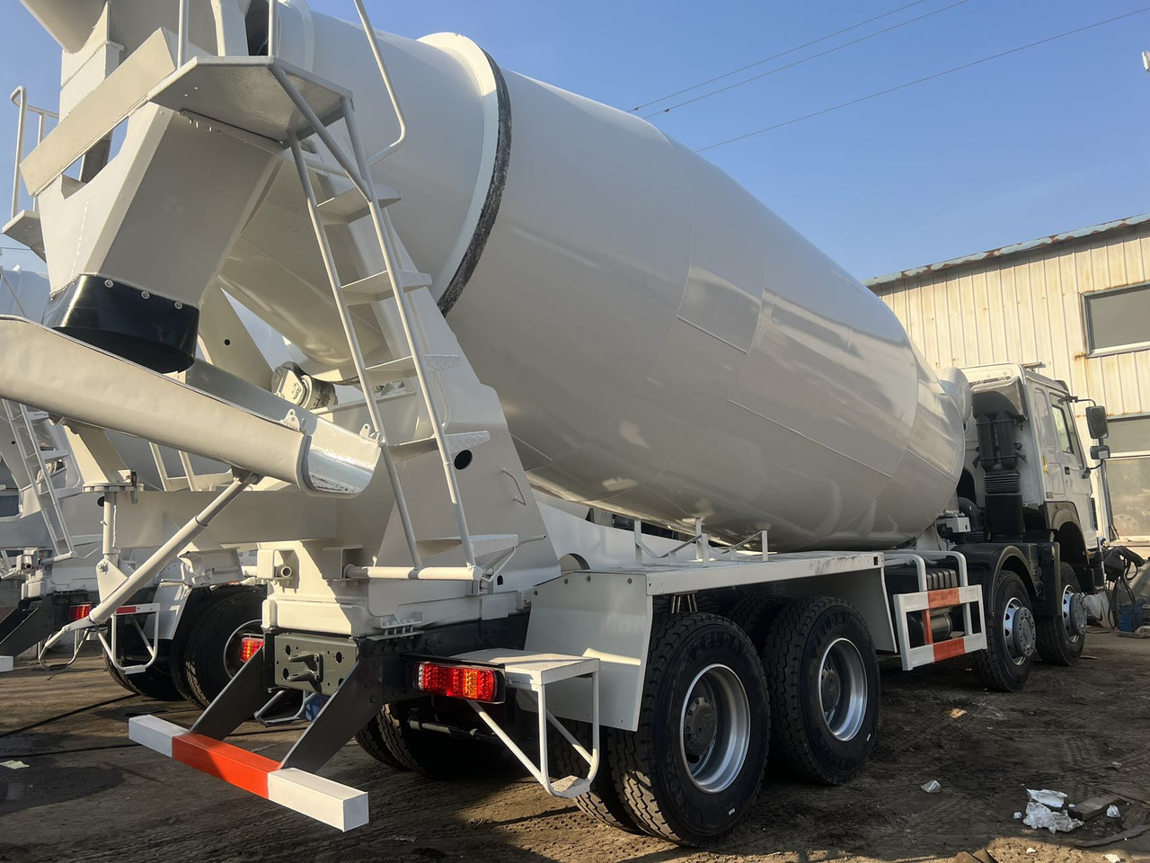 SINOTRUK HOWO 371 8X4 16 Cubic Meter SINOTRUK Howo Concrete Mixer Truck - Concrete mixer truck: picture 2 SINOTRUK HOWO 371 8X4 16 Cubic Meter SINOTRUK Howo Concrete Mixer Truck - Concrete mixer truck: picture 2