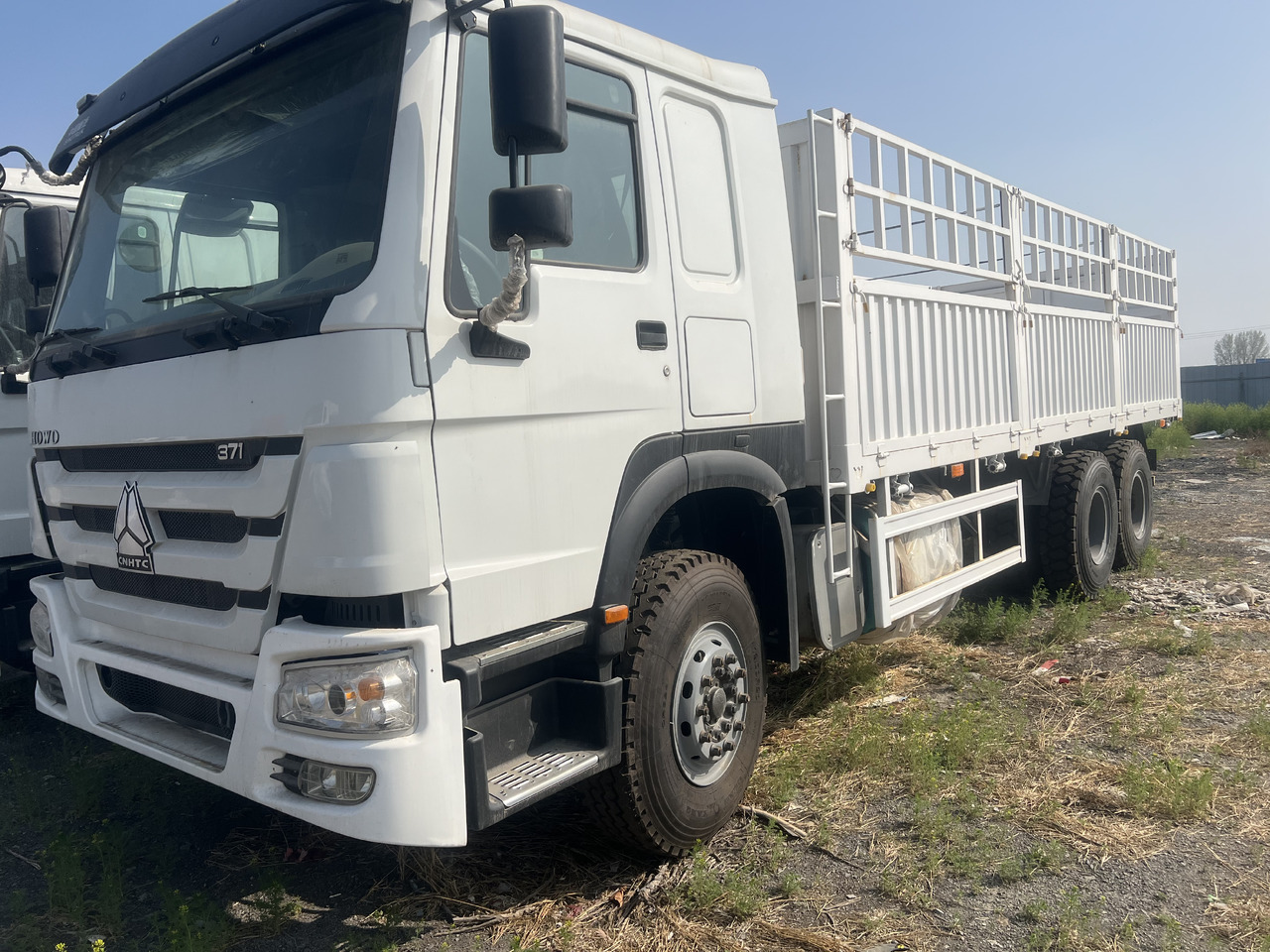 SINOTRUK HOWO 6*4 WITH FENCE LIVESTOCK TRUCK - Tipper: picture 2 SINOTRUK HOWO 6*4 WITH FENCE LIVESTOCK TRUCK - Tipper: picture 2