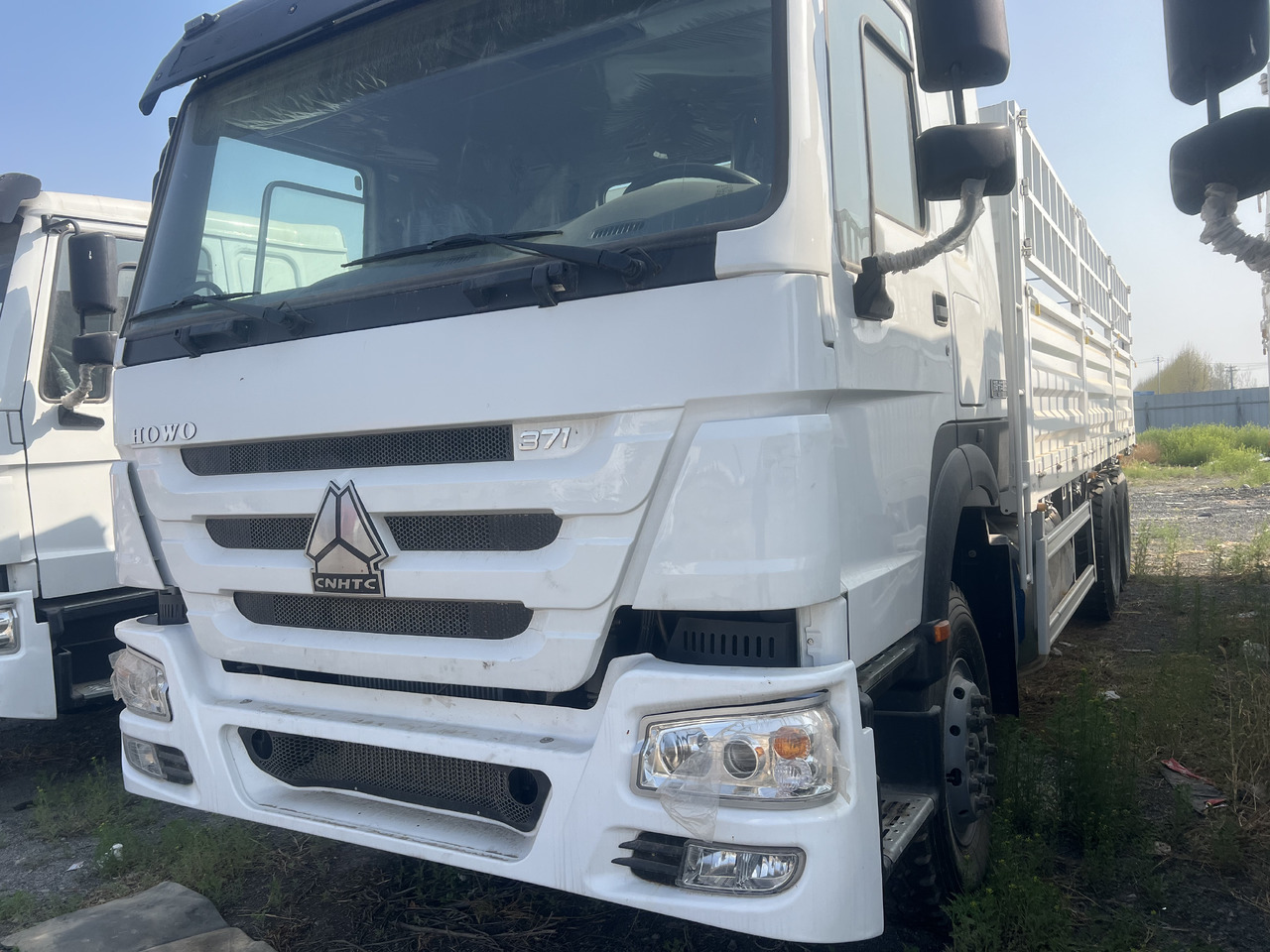 SINOTRUK HOWO 6*4 WITH FENCE LIVESTOCK TRUCK - Tipper: picture 3 SINOTRUK HOWO 6*4 WITH FENCE LIVESTOCK TRUCK - Tipper: picture 3