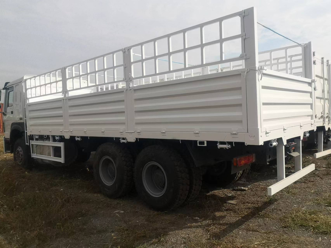 SINOTRUK HOWO DUMP TRUCK LIVESTOCK TRUCK WITH FENCE 371 380 400 420 460 HP - Livestock truck: picture 4 SINOTRUK HOWO DUMP TRUCK LIVESTOCK TRUCK WITH FENCE 371 380 400 420 460 HP - Livestock truck: picture 4