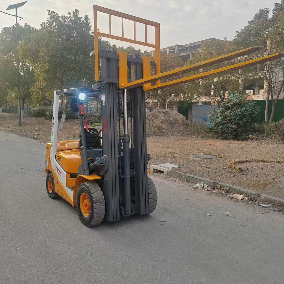 TCM FD 30 THREE FRAME STAGES - Diesel forklift: picture 4 TCM FD 30 THREE FRAME STAGES - Diesel forklift: picture 4