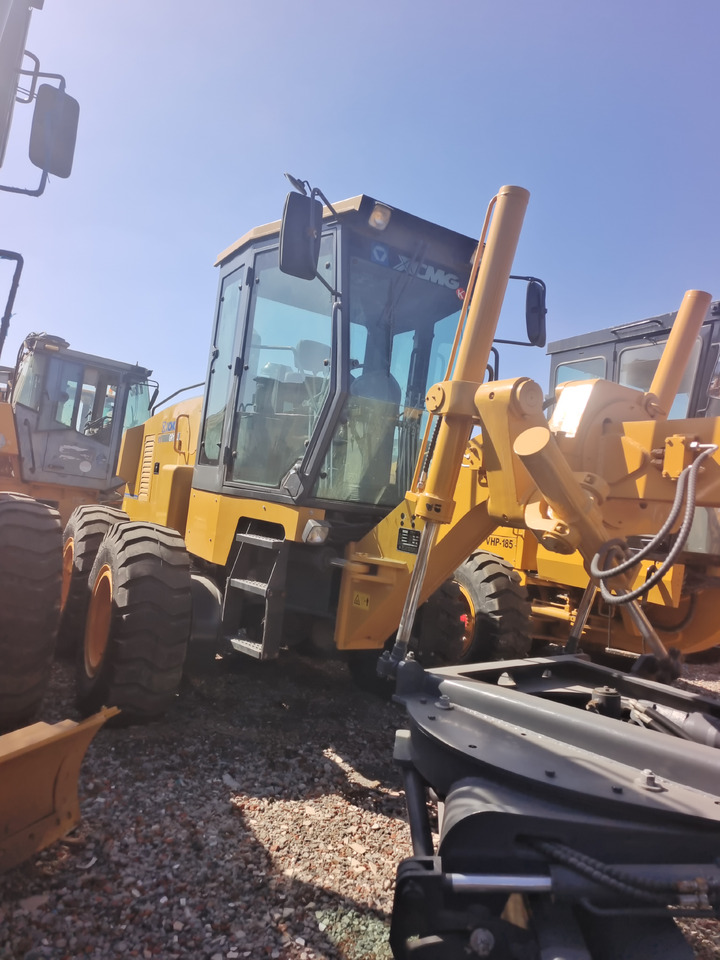 XCMG GR1803 WITH RIPPER - Grader: picture 1 XCMG GR1803 WITH RIPPER - Grader: picture 1