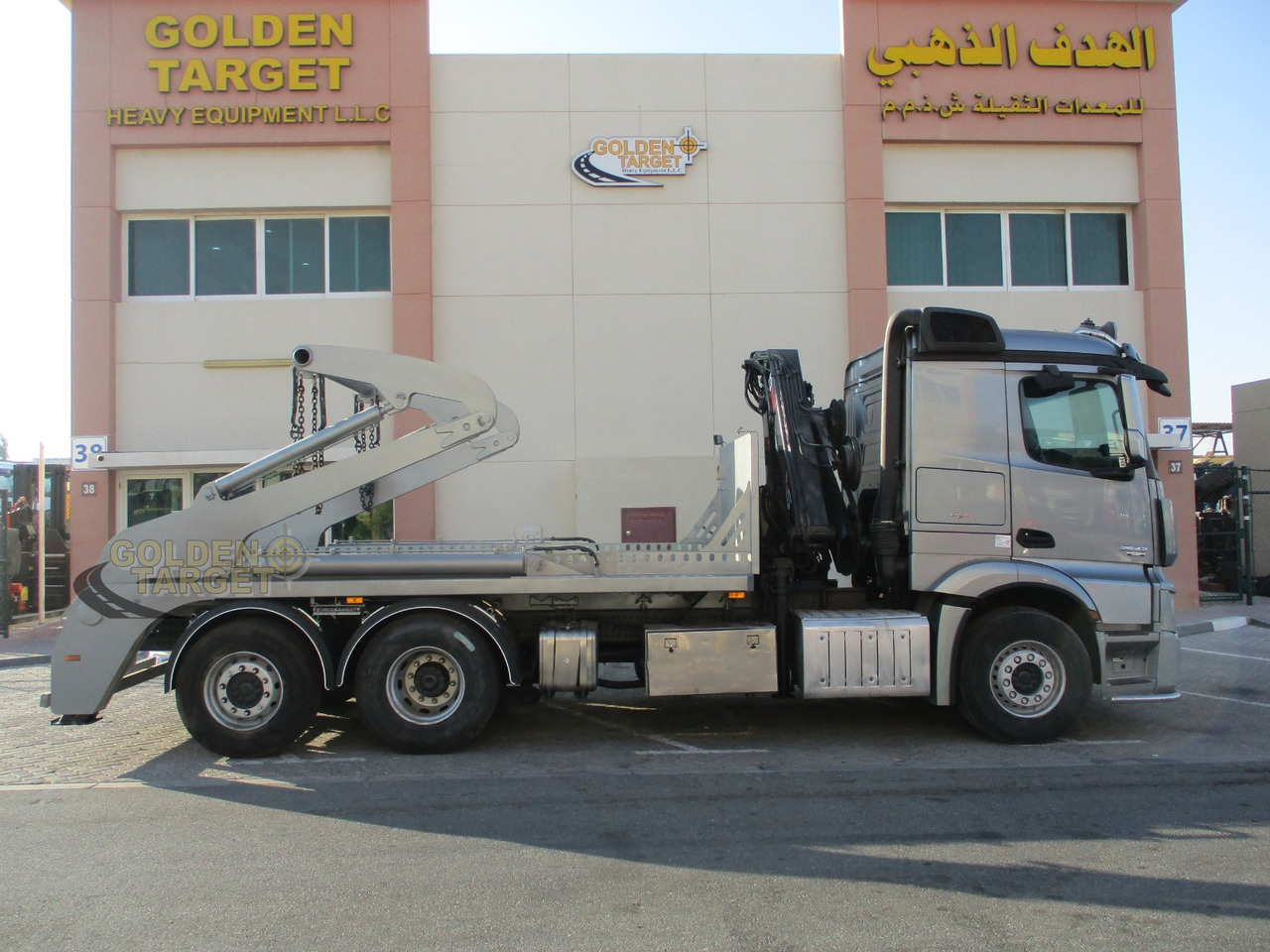 MERCEDES-BENZ 2642 6×2 DOUBLE SKIP LOADER with HIAB Crane - Skip loader truck: picture 5 MERCEDES-BENZ 2642 6×2 DOUBLE SKIP LOADER with HIAB Crane - Skip loader truck: picture 5