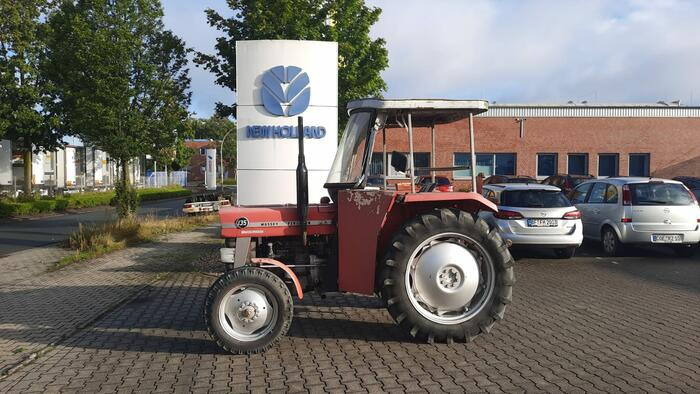 Massey Ferguson 133 - Farm tractor: picture 1 Massey Ferguson 133 - Farm tractor: picture 1