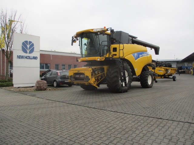 New Holland CR 9060 Elevation - Combine harvester: picture 4 New Holland CR 9060 Elevation - Combine harvester: picture 4