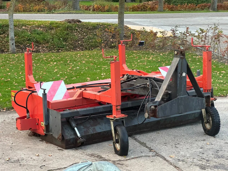 Hekamp Veegmachine met opvangbak Hydraulisch borstel - Farm tractor: picture 1 Hekamp Veegmachine met opvangbak Hydraulisch borstel - Farm tractor: picture 1