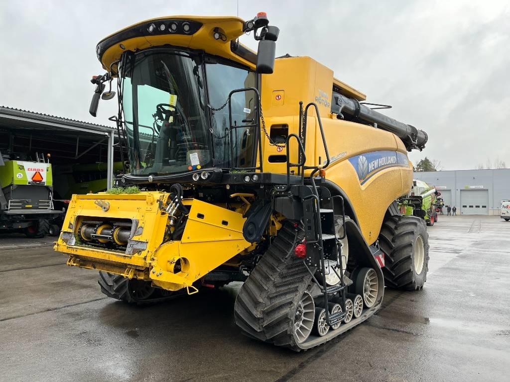 New Holland CR 9.90 - Combine harvester: picture 3 New Holland CR 9.90 - Combine harvester: picture 3