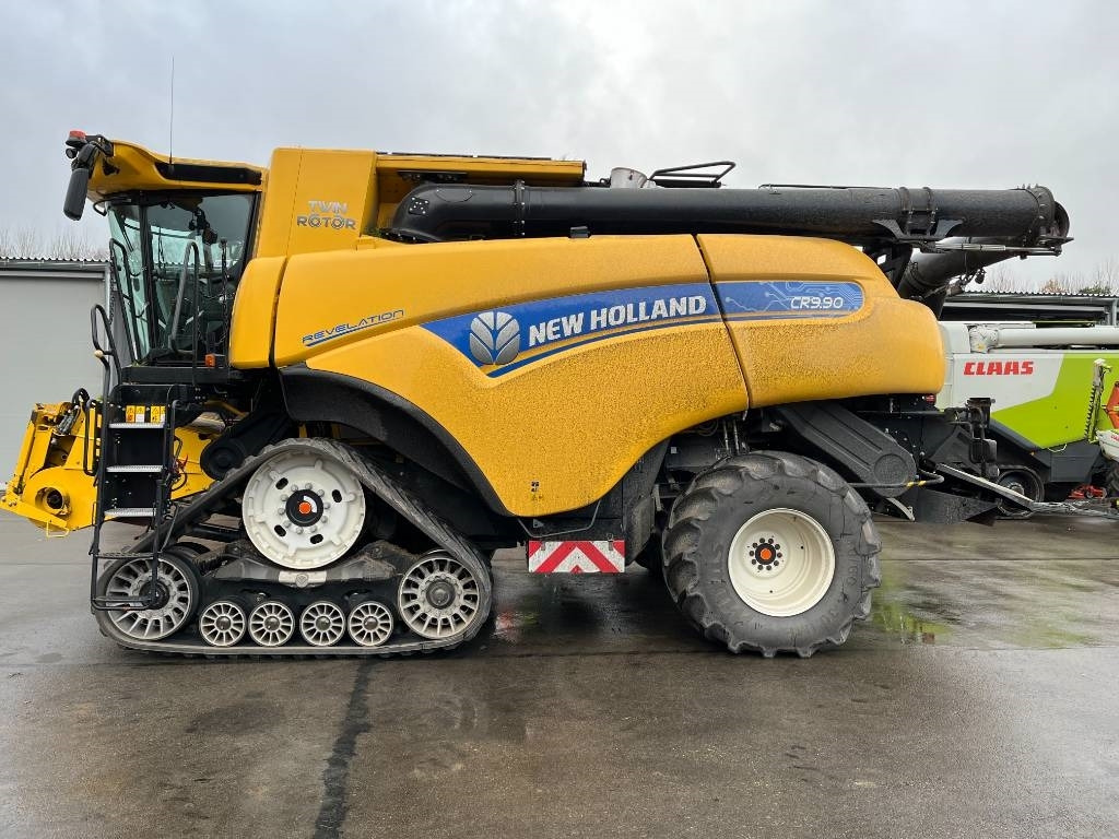 New Holland CR 9.90 - Combine harvester: picture 4 New Holland CR 9.90 - Combine harvester: picture 4