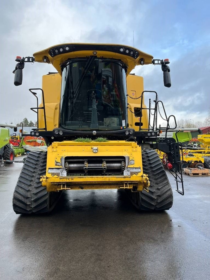 New Holland CR 9.90 - Combine harvester: picture 2 New Holland CR 9.90 - Combine harvester: picture 2