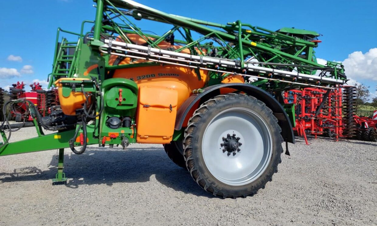 Amazone UX 3200 - 28m med GPS - Trailed sprayer: picture 1 Amazone UX 3200 - 28m med GPS - Trailed sprayer: picture 1
